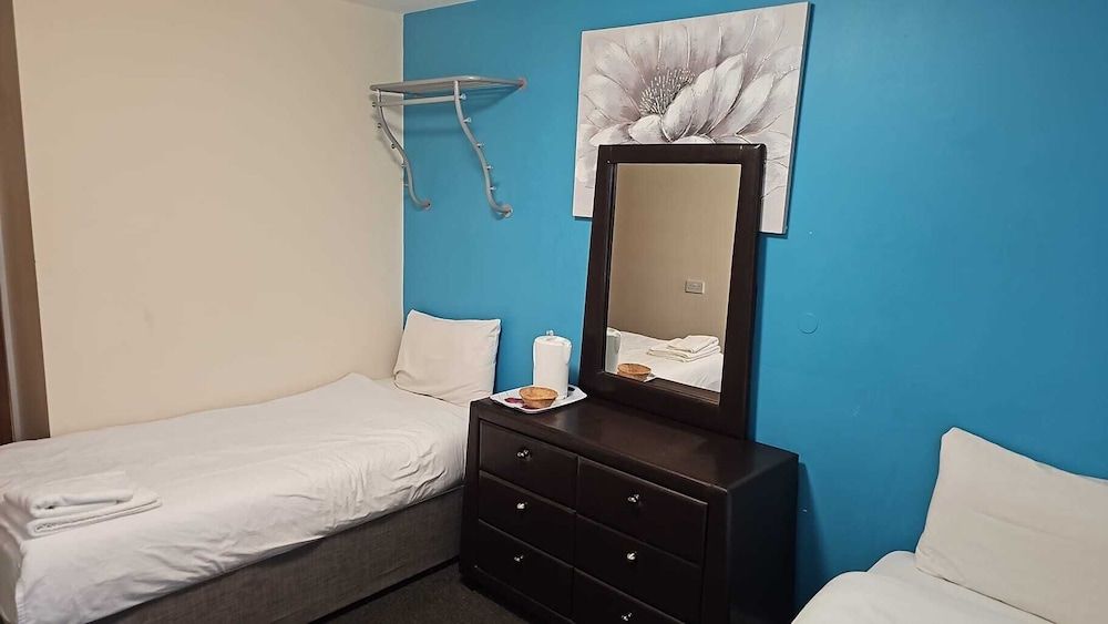 OYO Go2 Gloucester Hotel Standard Room, 1 Double Bed 2