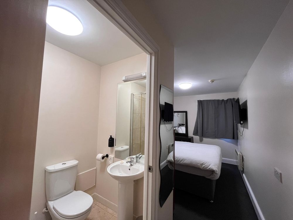 OYO Go2 Gloucester Hotel Deluxe Double Room, 1 Double Bed 4