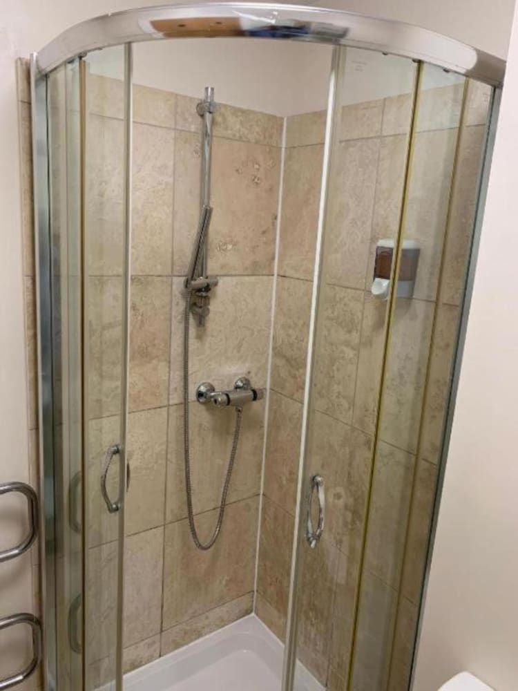 OYO Go2 Gloucester Hotel Standard Double Room, 1 Double Bed 6