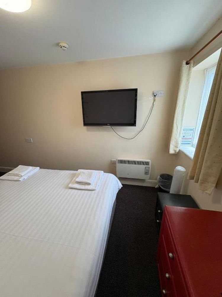 OYO Go2 Gloucester Hotel Standard Room, 1 Double Bed 4