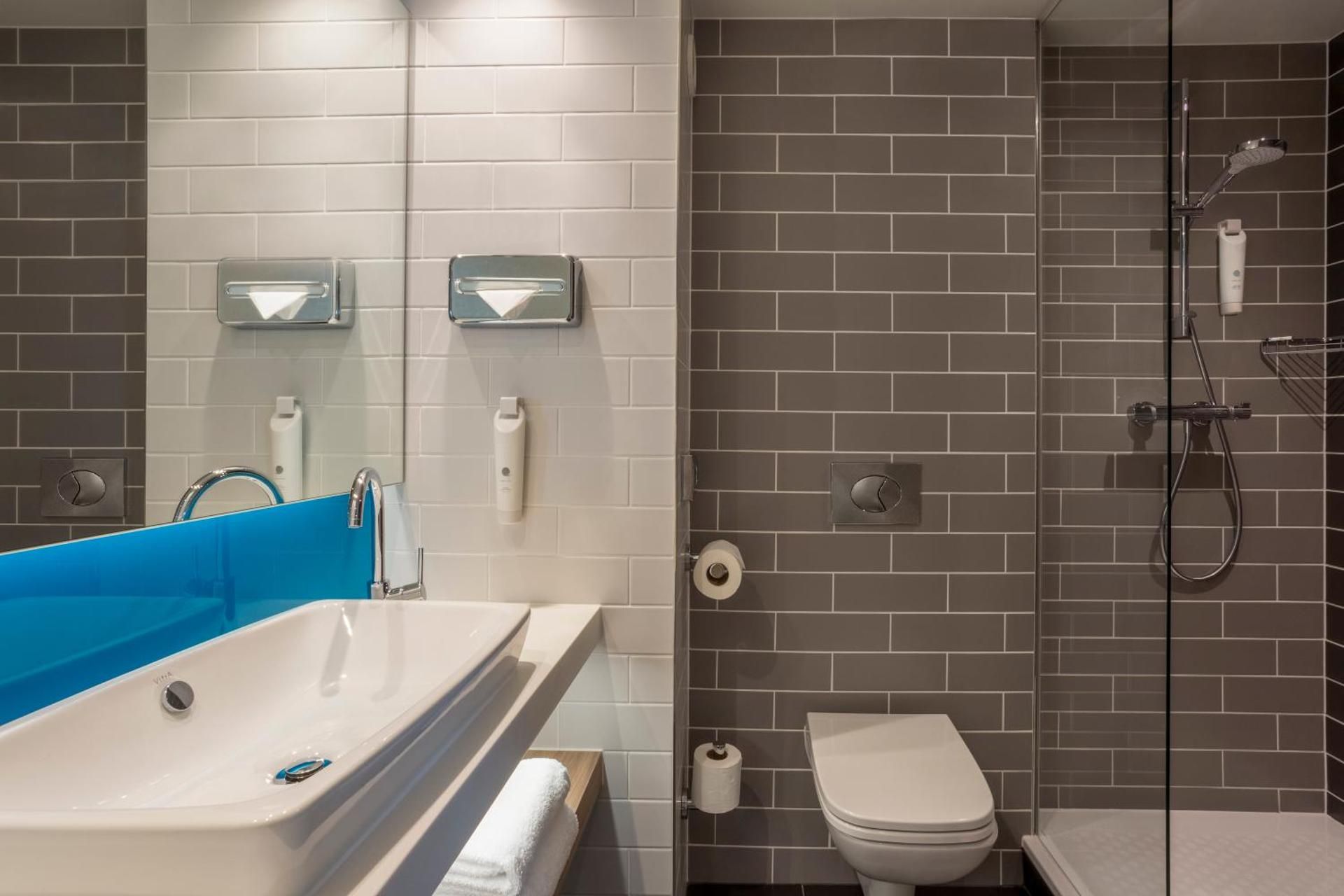 2 Twin Standard Top Floor with Free Hot Breakfast