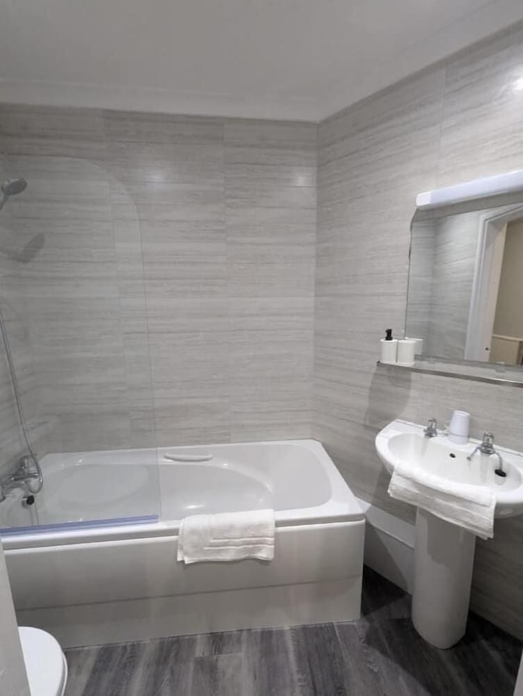 Fieldhead Hotel Deluxe Double Room 4