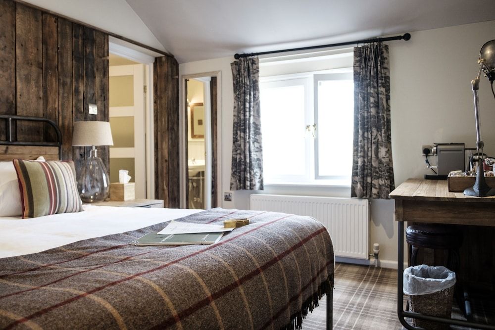 The White Hart Comfy King Room 6