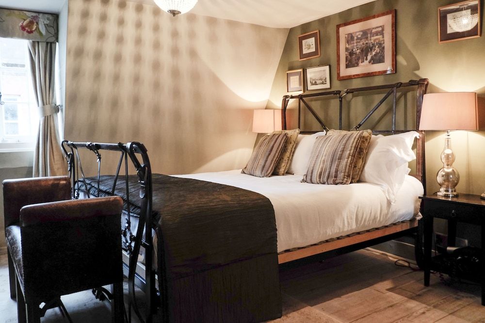 Wykeham Arms Room