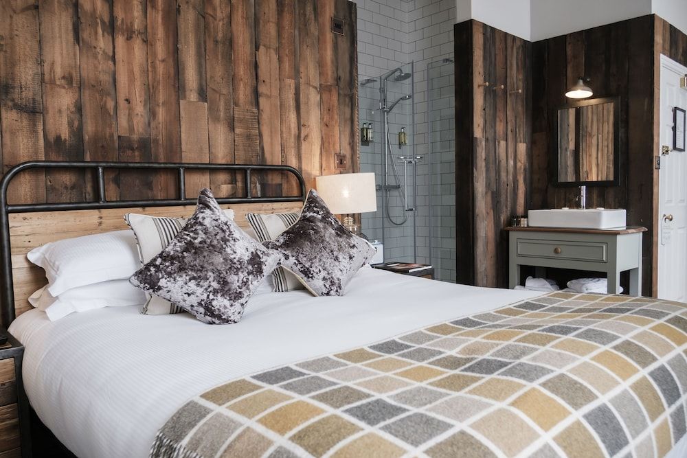 The Hind's Head Superior Double Room 2