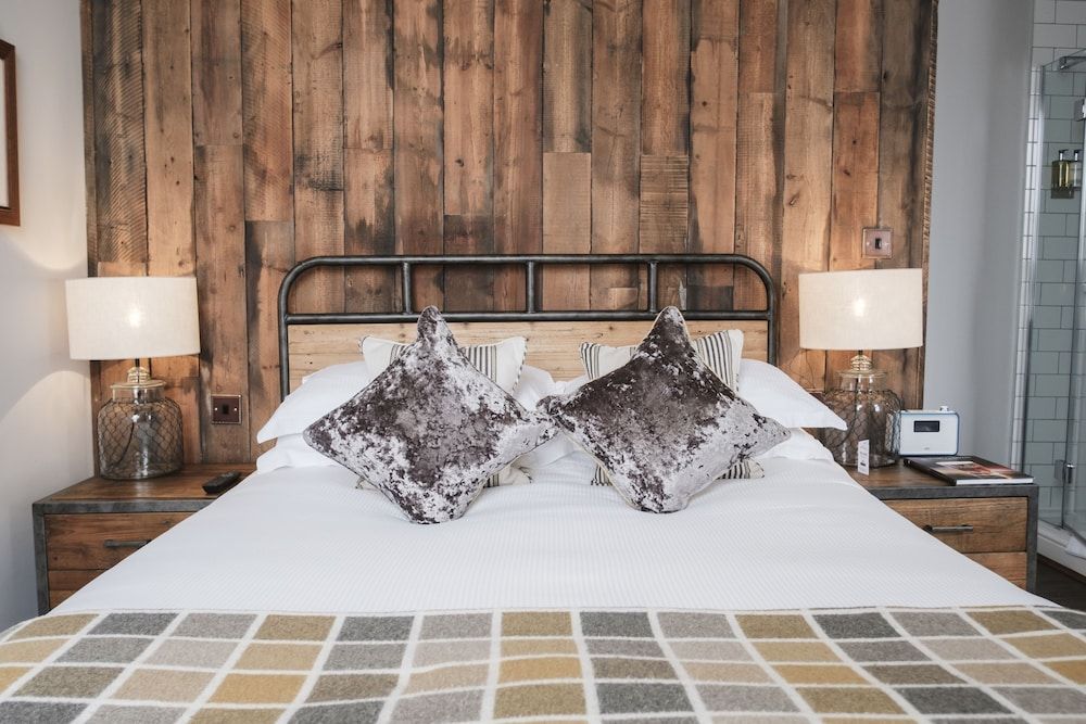 The Hind's Head Superior Double Room 8