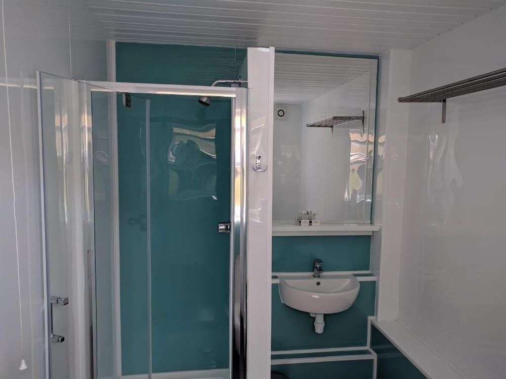 OYO Mayfair Hotel - Isle Of Wight Triple Room, Sea View 4