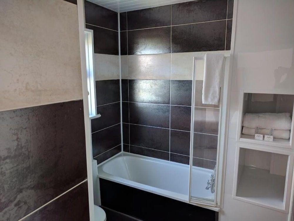 OYO Mayfair Hotel - Isle Of Wight Classic Room, Private Bathroom 3