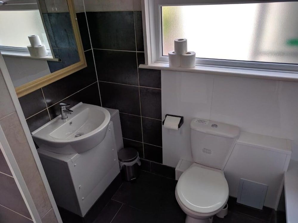 OYO Mayfair Hotel - Isle Of Wight Classic Room, Private Bathroom 4