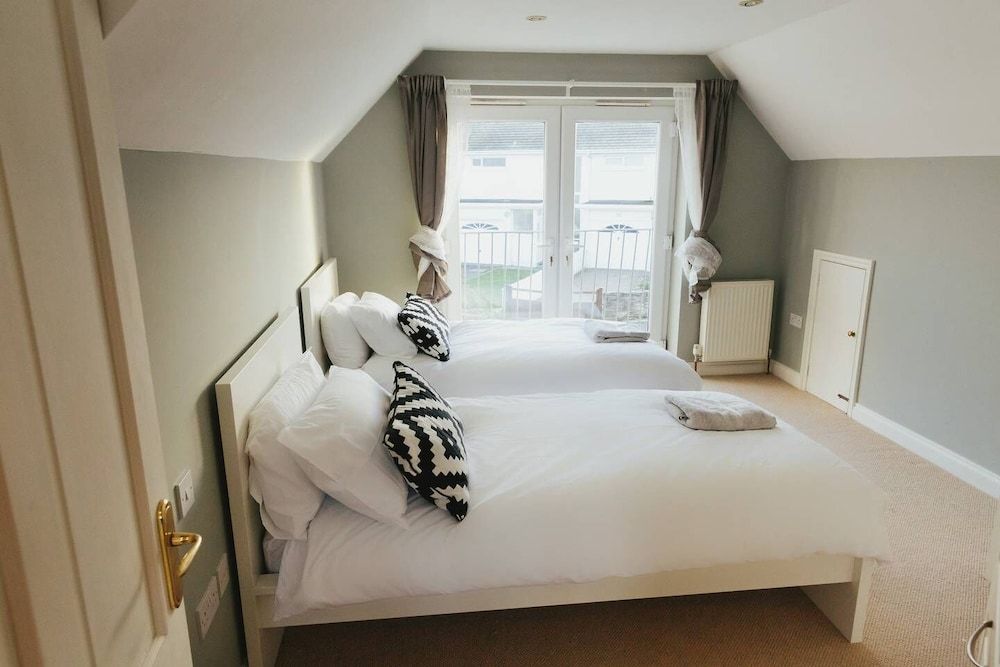 House (4 Bedrooms)