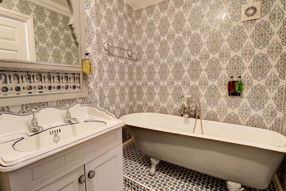 Ebenezer's Place Twin Room or King Room 3