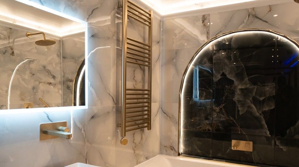 The Opulence Superior Apartment, Accessible, Hot Tub 9