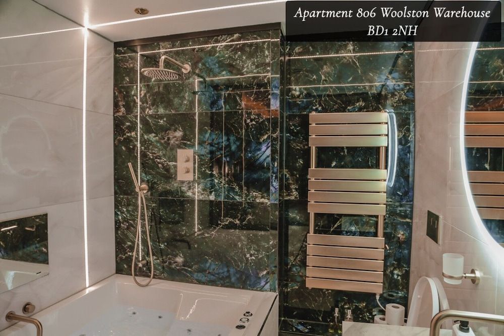 The Opulence Apartment, Hot Tub 6