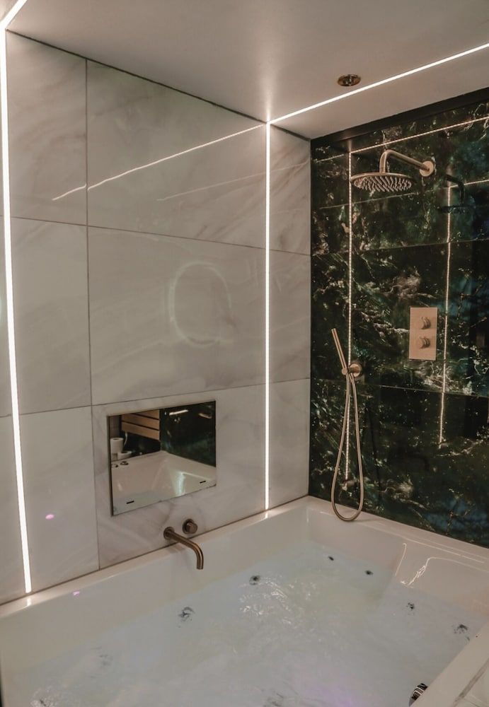 The Opulence Apartment, Hot Tub 8