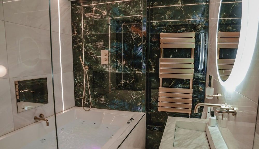 The Opulence Apartment, Hot Tub 12