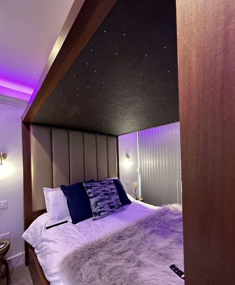 The Opulence Apartment, Hot Tub 4