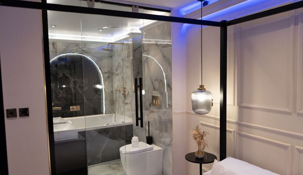 The Opulence Superior Apartment, Accessible, Hot Tub 7