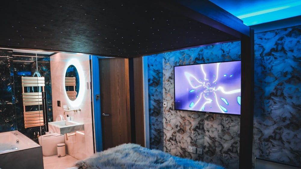 The Opulence Apartment, Hot Tub 17