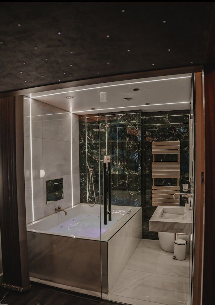 The Opulence Apartment, Hot Tub 9
