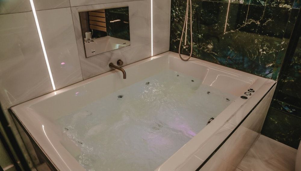 The Opulence Apartment, Hot Tub 11