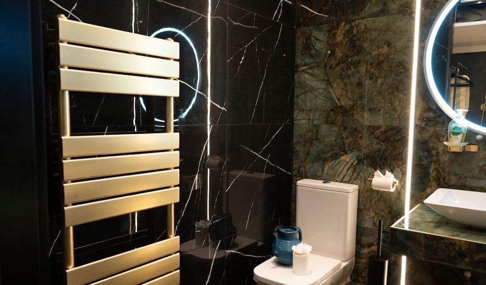 The Opulence Deluxe Apartment, Hot Tub 10