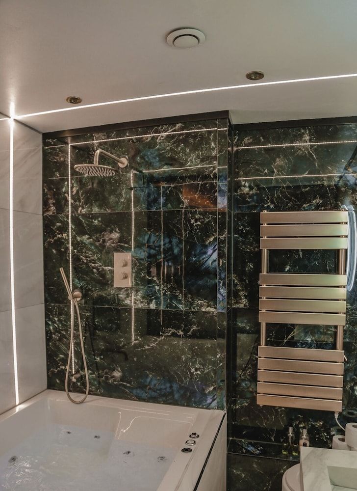 The Opulence Apartment, Hot Tub 7