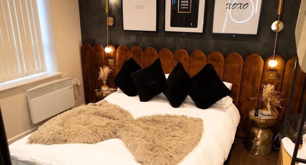 The Opulence Deluxe Apartment, Hot Tub 5