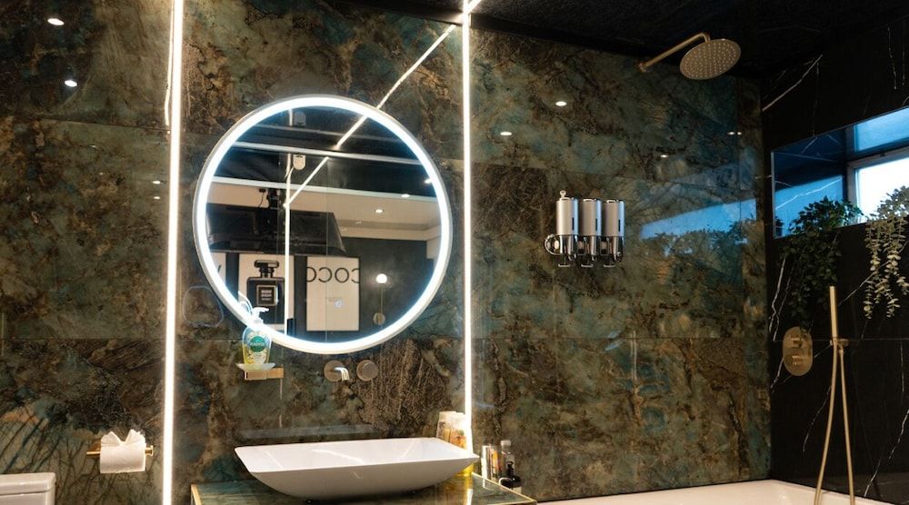 The Opulence Deluxe Apartment, Hot Tub 11