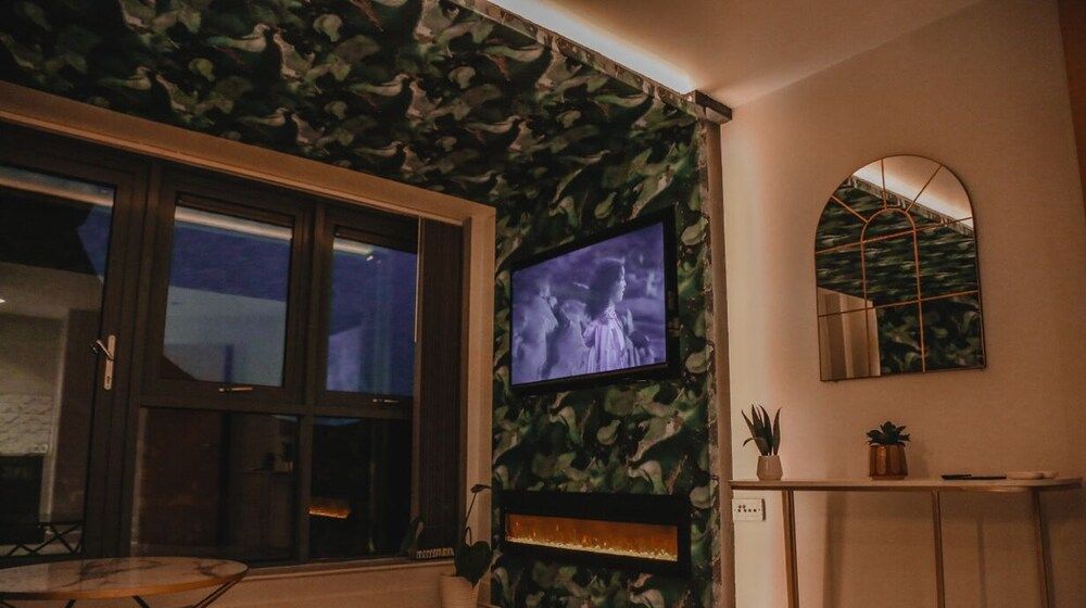 The Opulence Apartment, Hot Tub 22