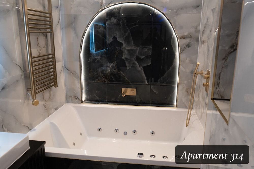 The Opulence Superior Apartment, Accessible, Hot Tub 5