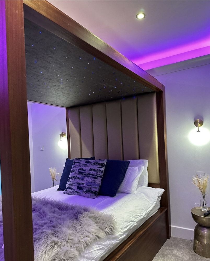 The Opulence Apartment, Hot Tub 3