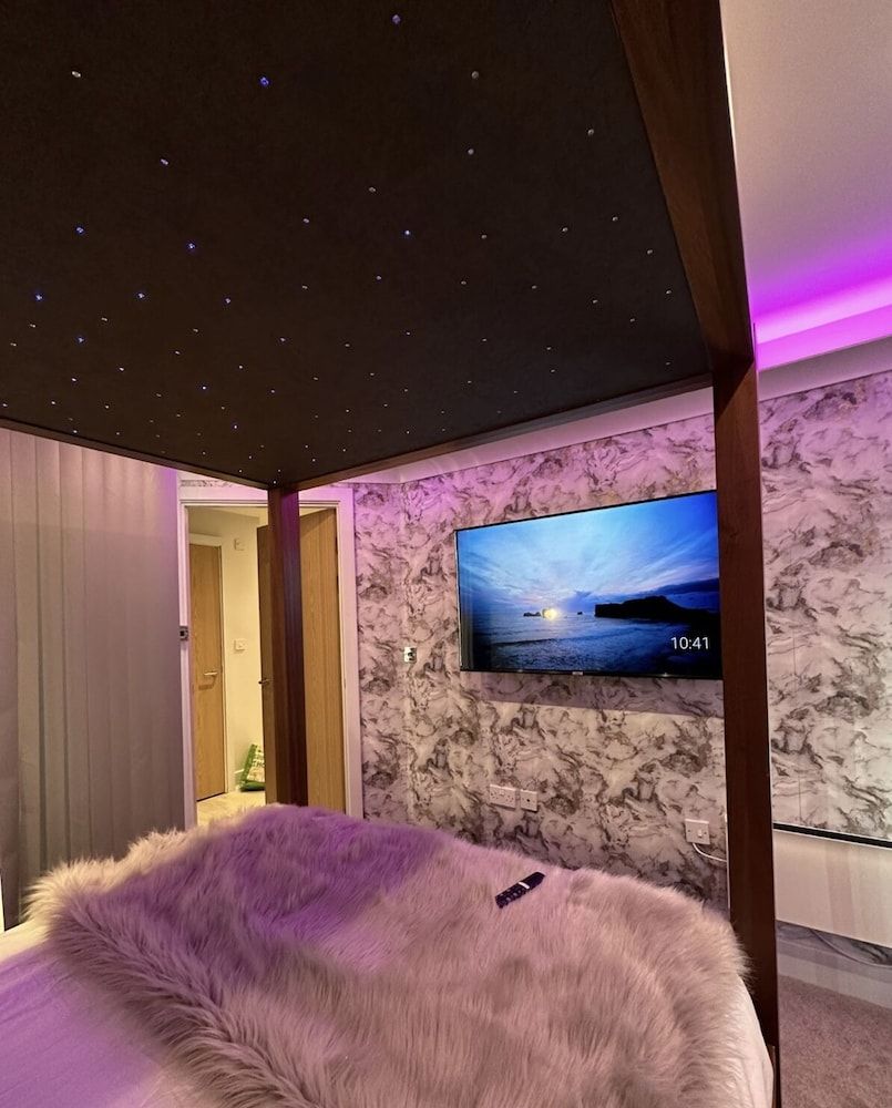 The Opulence Apartment, Hot Tub 16