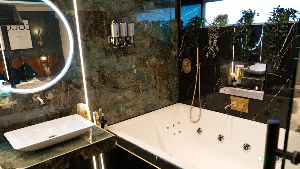 The Opulence Deluxe Apartment, Hot Tub 14