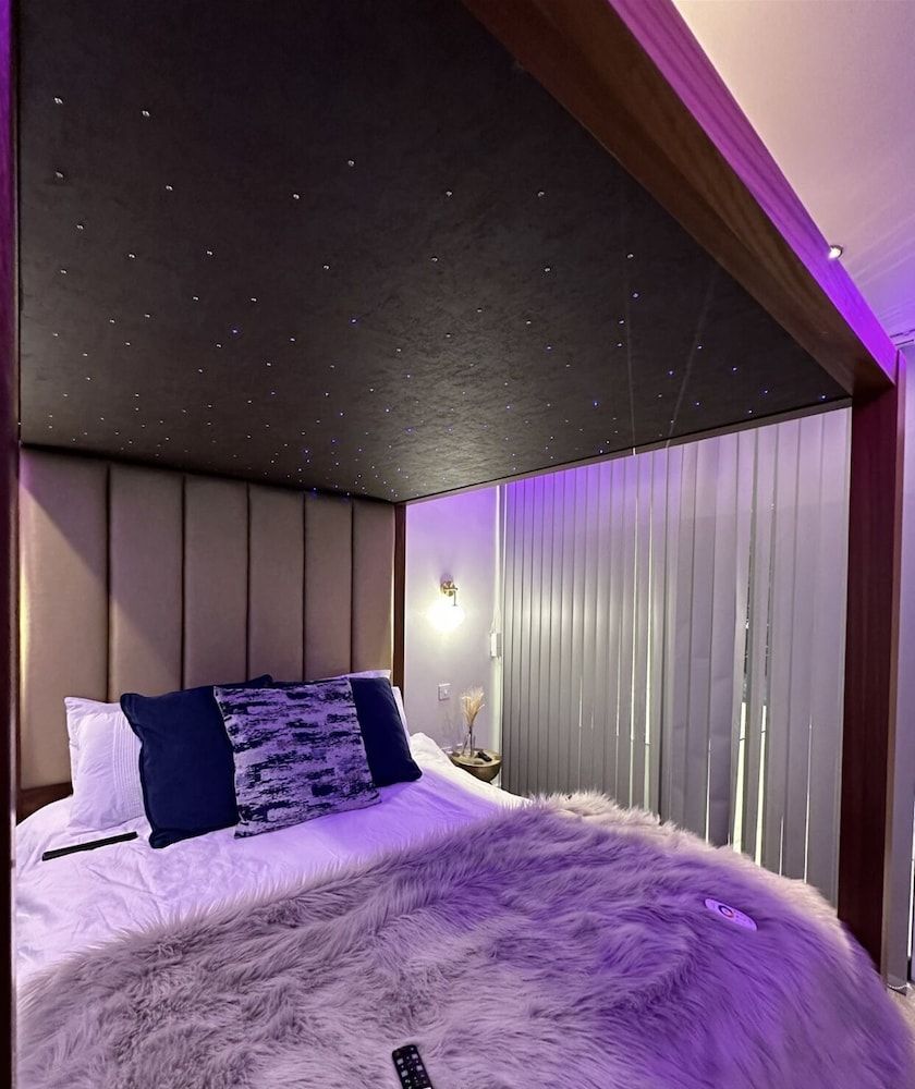 The Opulence Apartment, Hot Tub