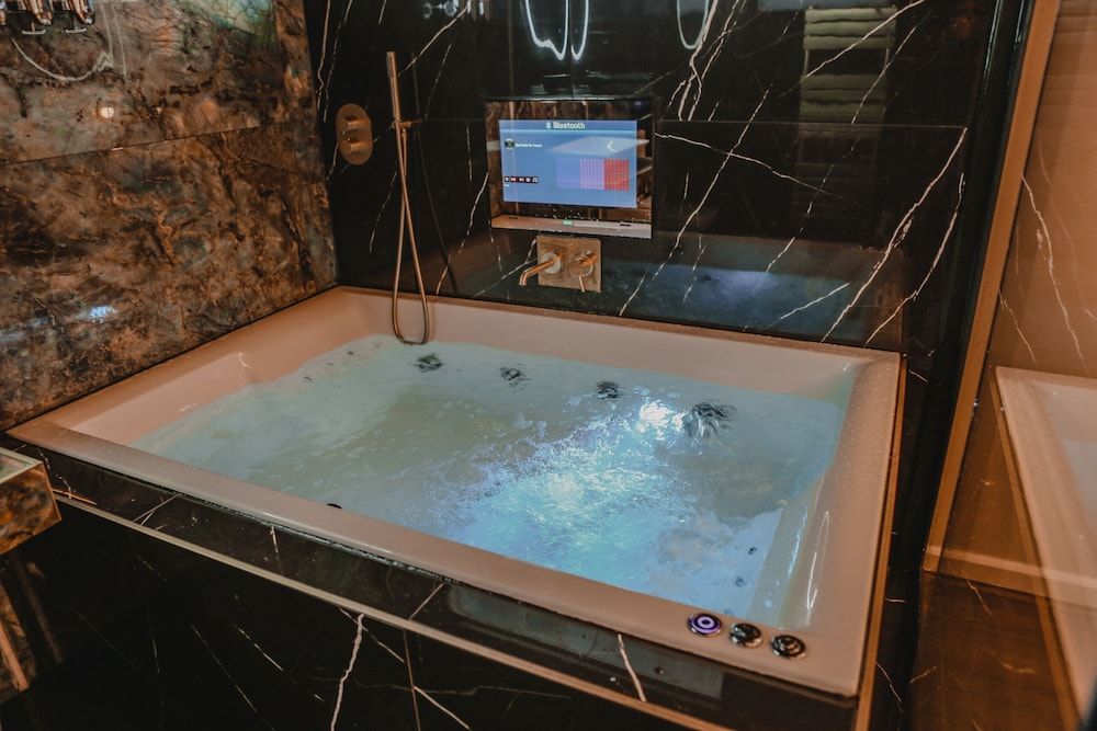 The Opulence Deluxe Apartment, Hot Tub 16