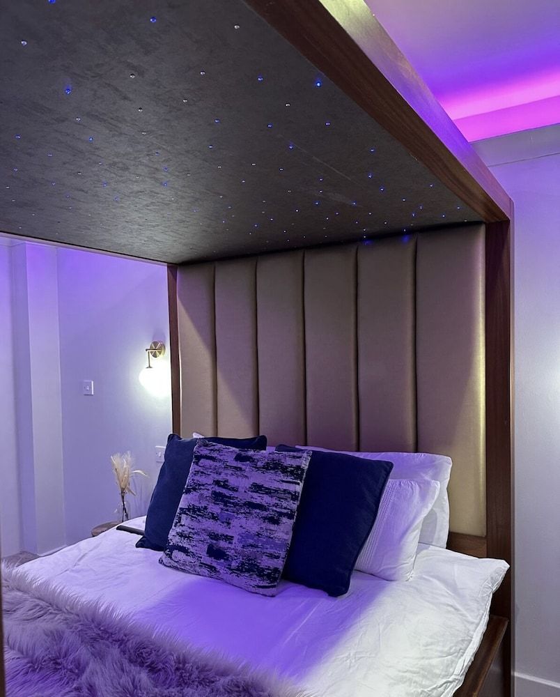 The Opulence Apartment, Hot Tub 2