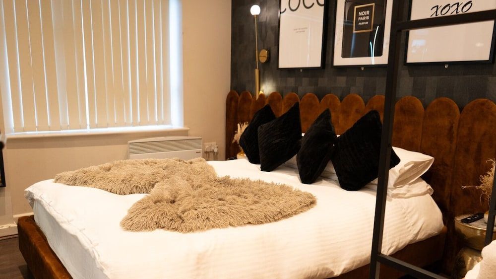 The Opulence Deluxe Apartment, Hot Tub 3