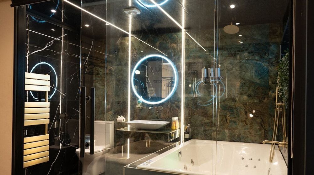 The Opulence Deluxe Apartment, Hot Tub 12