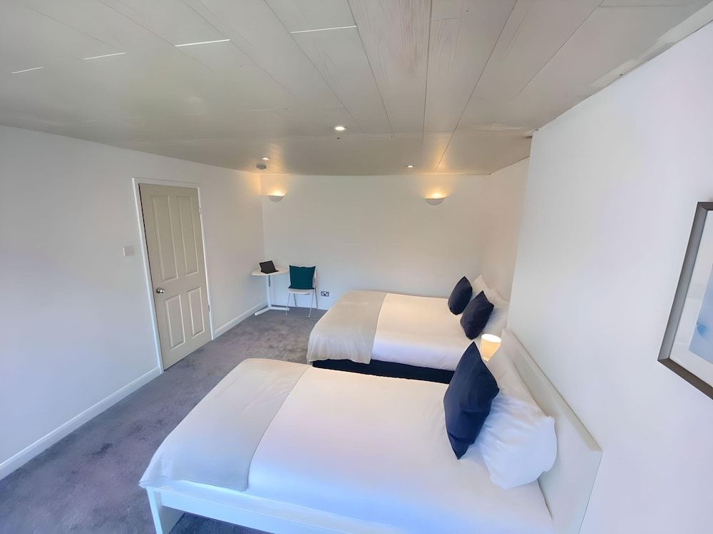 Airport Comfy Stay Grand Double or Twin Room 4