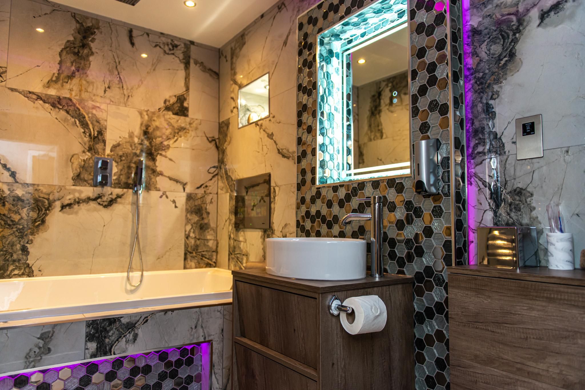 Optimal Apartments Apartment-Deluxe-Private Bathroom-Jacuzzi 2