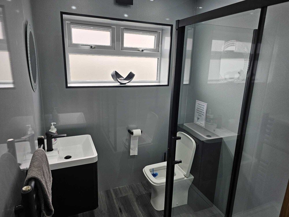 Modern, Spacious Walking Distance to Castle & Town House 9