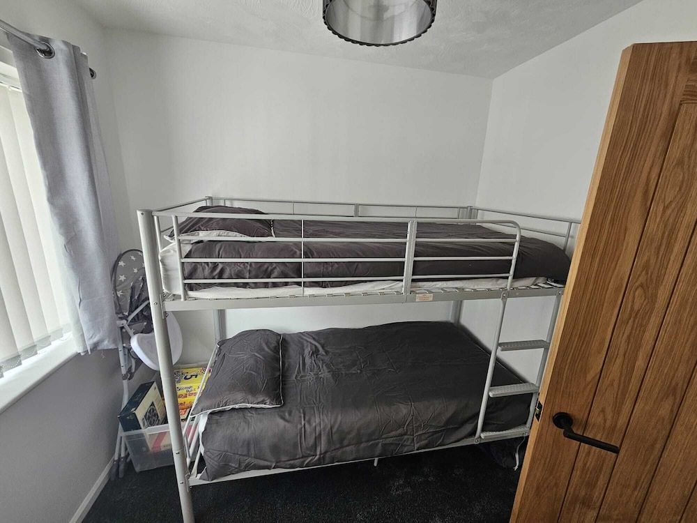 Modern, Spacious Walking Distance to Castle & Town House