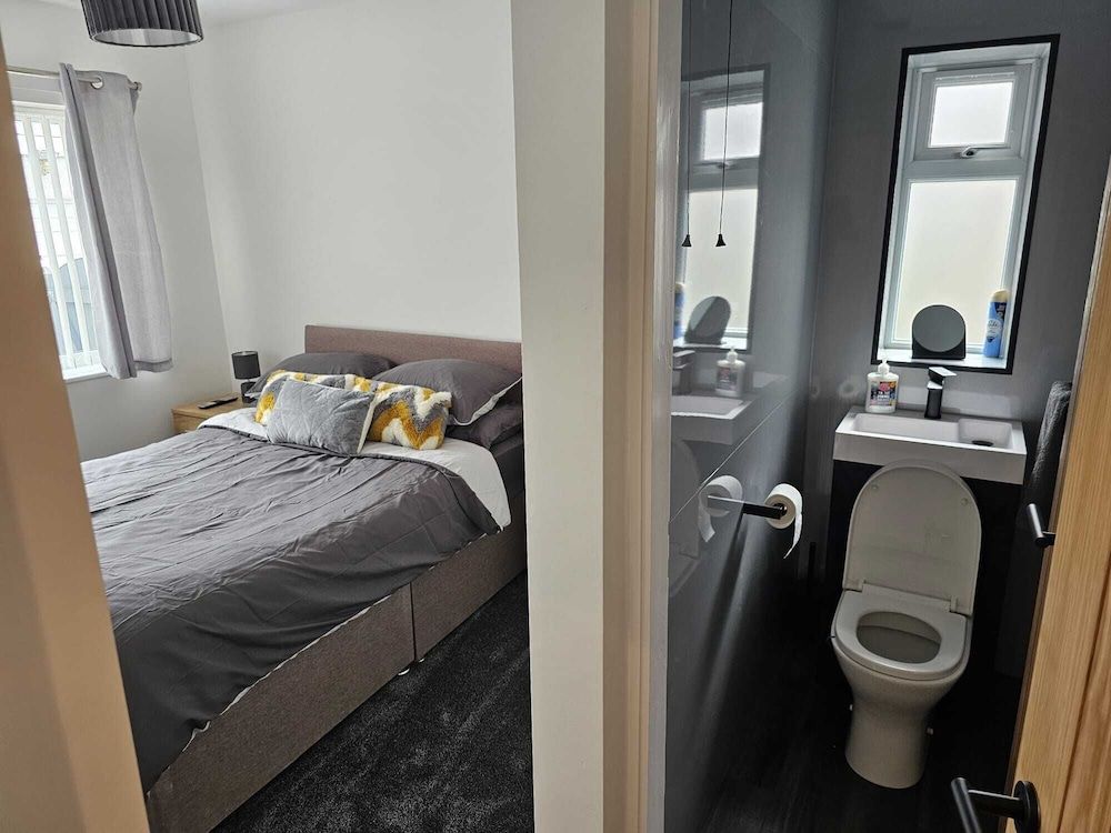 Modern, Spacious Walking Distance to Castle & Town House 4