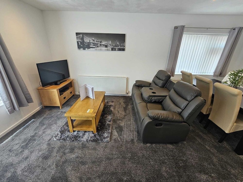 Modern, Spacious Walking Distance to Castle & Town House 13