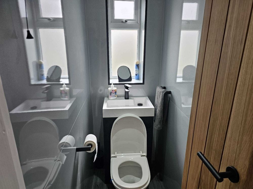 Modern, Spacious Walking Distance to Castle & Town House 8