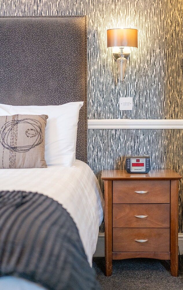 The Park Hotel, Sure Hotel Collection by Best Western Standard Room, 1 King Bed, Non Smoking 3