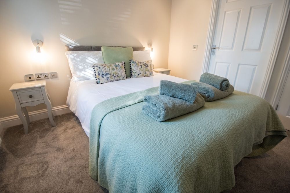The Foxes Den Coffee House and Rooms Classic Double Room, Accessible, Ensuite