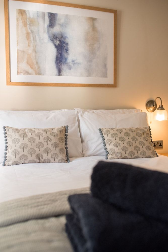 The Foxes Den Coffee House and Rooms Classic Double Room, Accessible, Ensuite 4