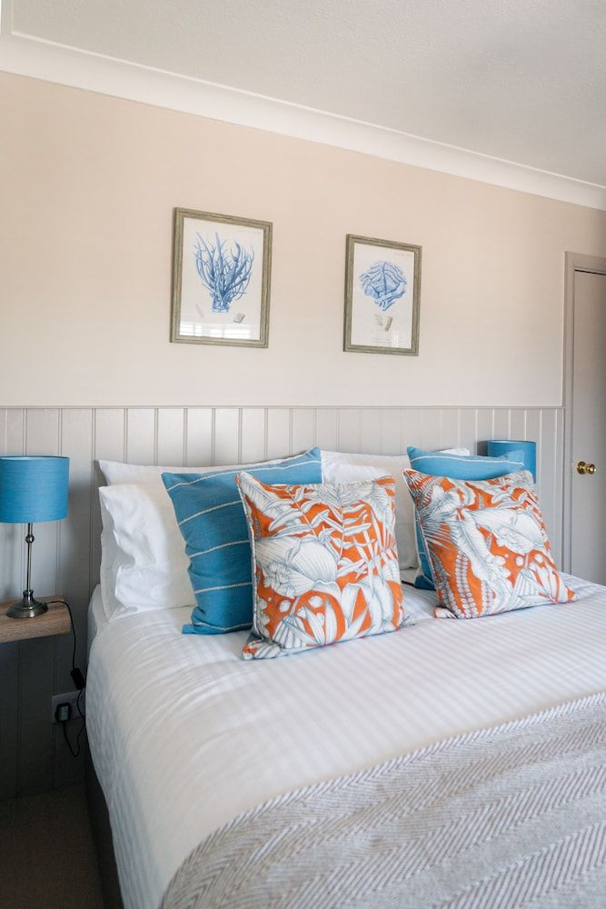 Deluxe Double Room, Ensuite, Partial Sea View (King - Sea View)