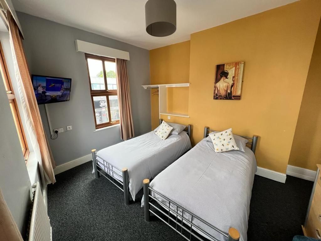 Twin Room with Shared Toilet